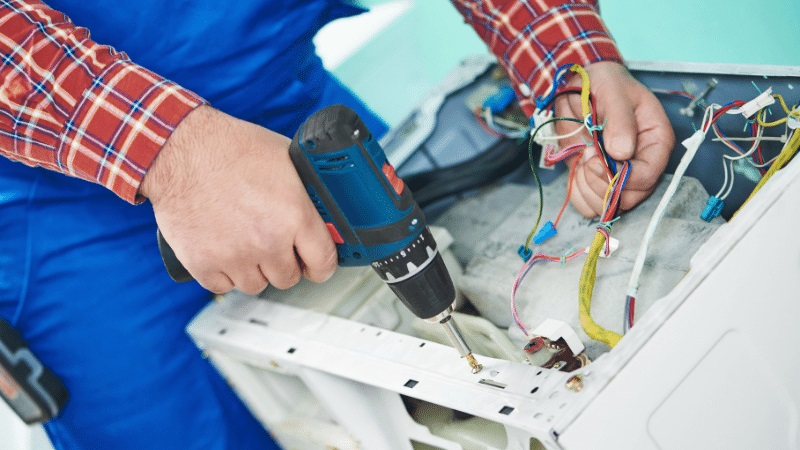 Saruhanlı Hotpoint Hotpoint çamaşır makinesi kart tamiri – Su almama arızası orijinal parça ile giderildi. - Teknik servis örneği